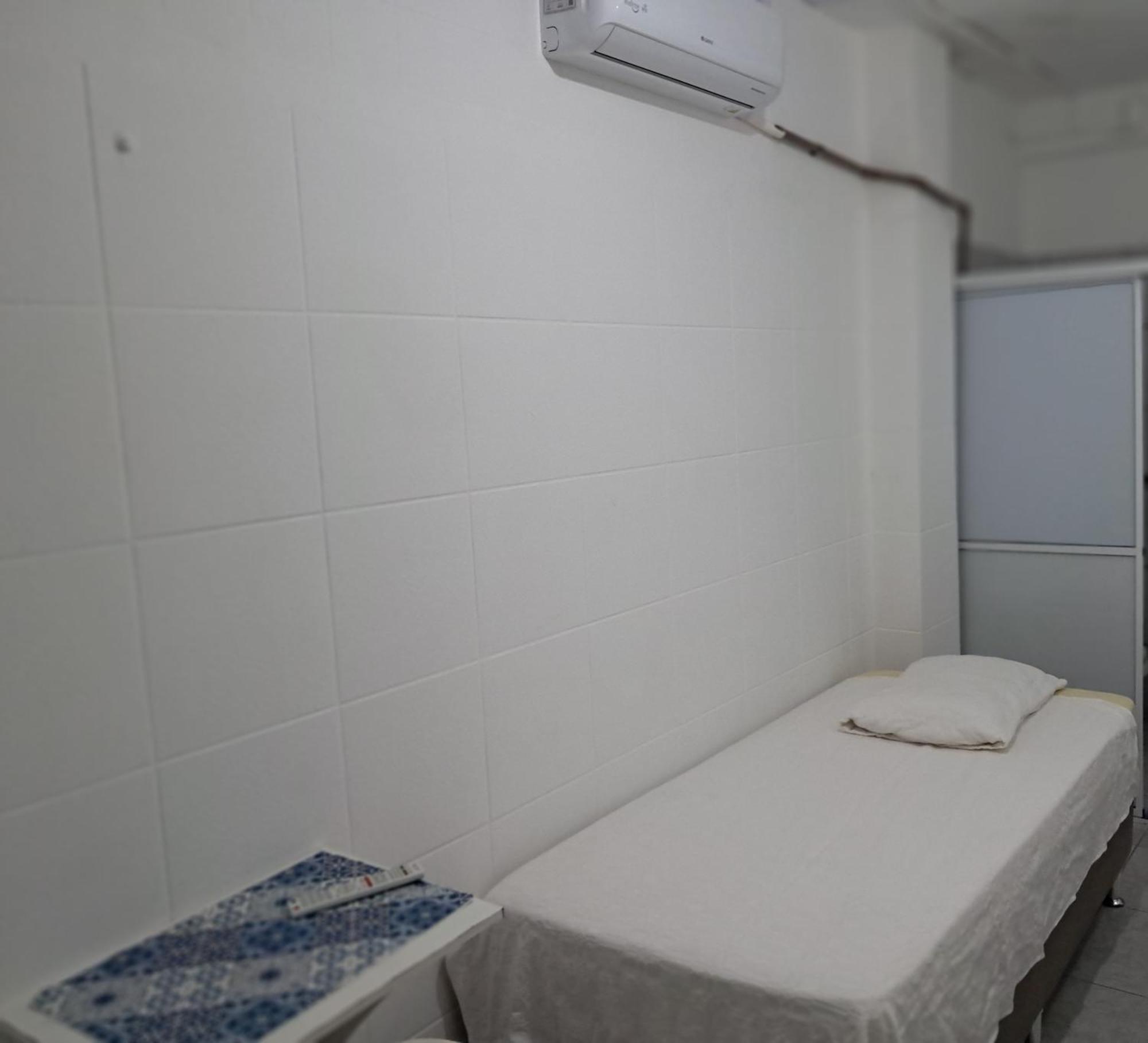 Quarto com 2 Camas de Solteiro e Ventilador